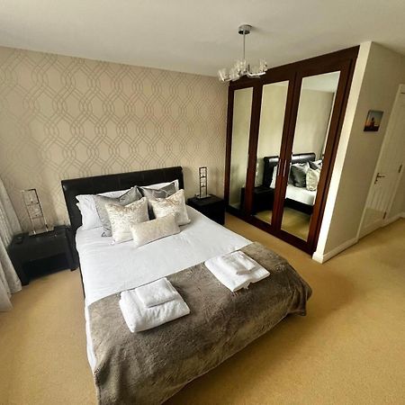 Majestic, Modern & Spacious Harbour-View Apartment With Parking Whitby Kültér fotó