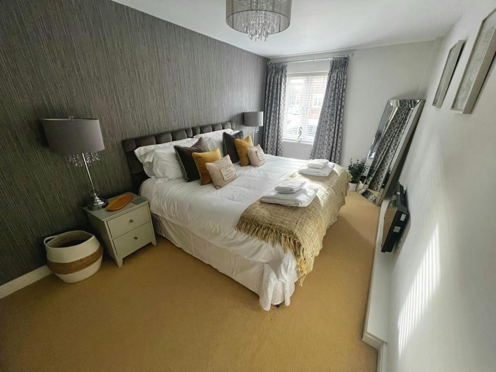 Majestic, Modern & Spacious Harbour-View Apartment With Parking Whitby Kültér fotó