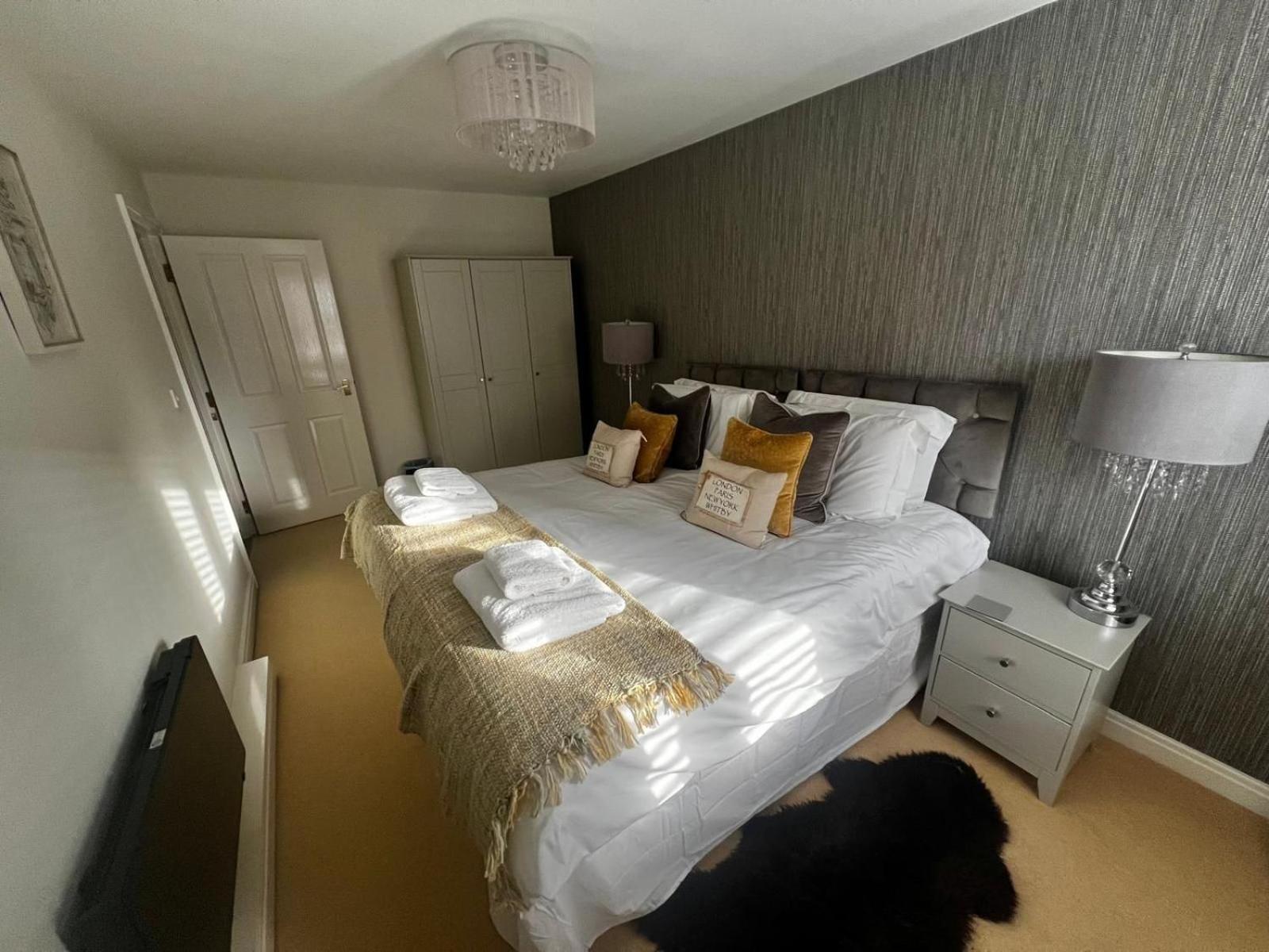 Majestic, Modern & Spacious Harbour-View Apartment With Parking Whitby Kültér fotó