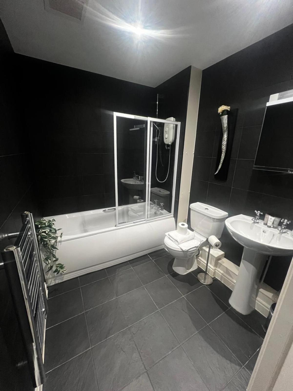 Majestic, Modern & Spacious Harbour-View Apartment With Parking Whitby Kültér fotó