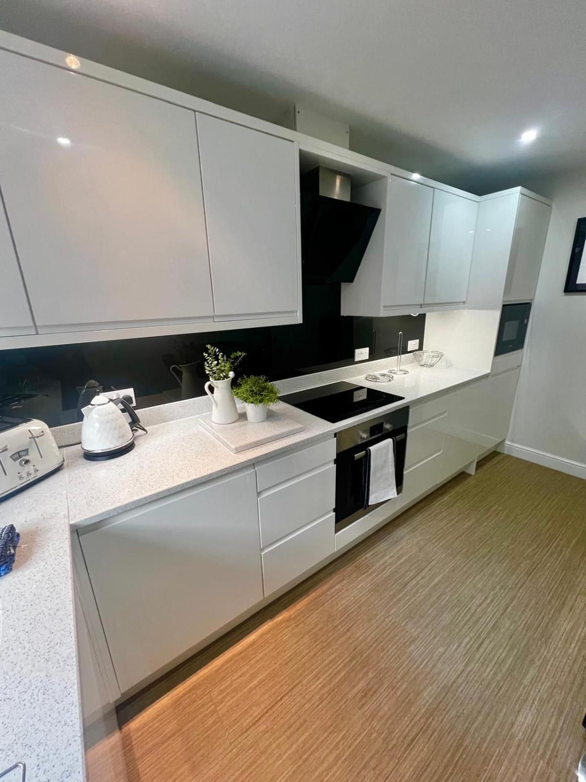 Majestic, Modern & Spacious Harbour-View Apartment With Parking Whitby Kültér fotó